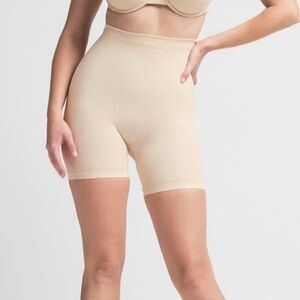 SKIMS SEAMLESS SCULPT MID THIGH SHORT | SAND SIZE M